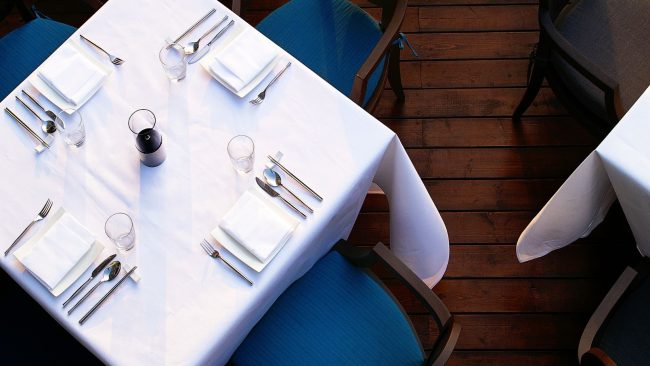 restaurant-table-with-linen